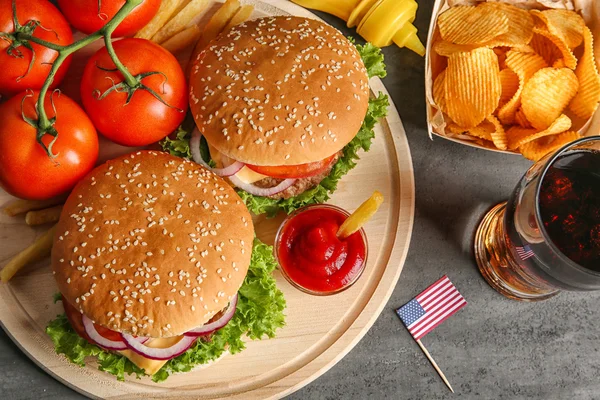 Hamburgery na dřevěné desce — Stock fotografie