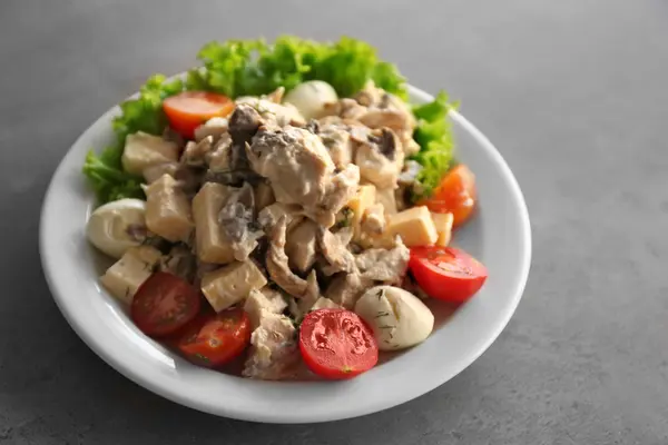 Plato con ensalada sabrosa — Foto de Stock