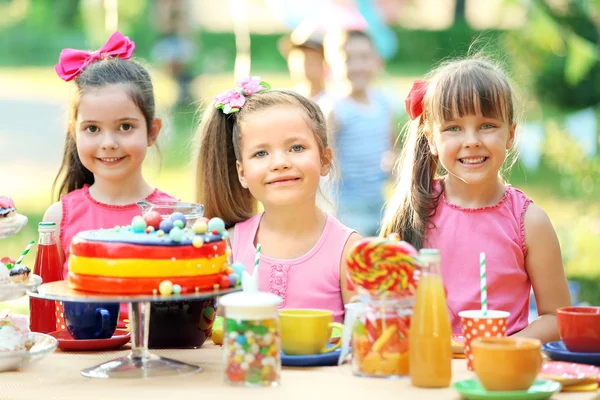 Crianças Comemorando Aniversário Parque — Fotografia de Stock