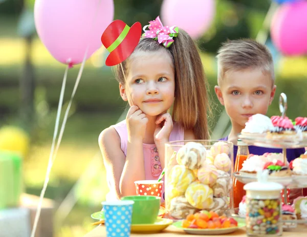 Kinderen Vieren Verjaardag Park — Stockfoto