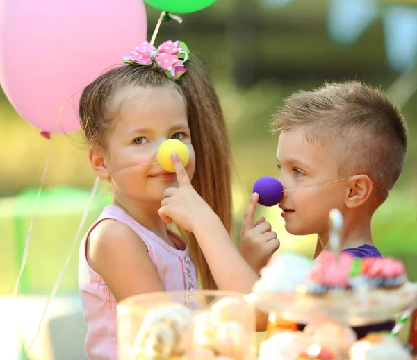 Ünnepli Születésnapját Parkban Gyermekek — Stock Fotó