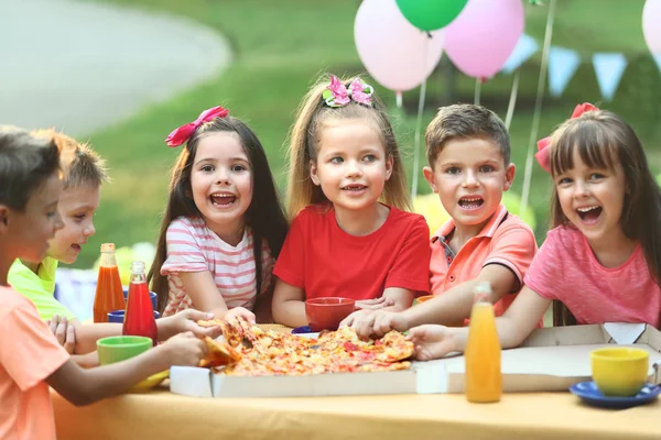子どもたちが公園でピザを食べて — ストック写真