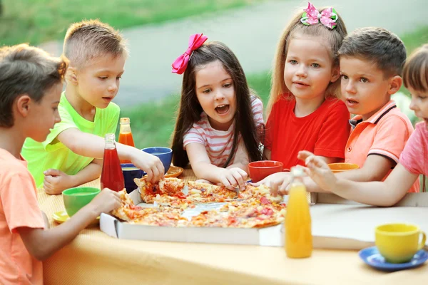 Crianças Comendo Pizza Parque — Fotografia de Stock