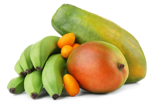 Frutas exóticas: mango, plátanos, papaya y kumquats aislados sobre blanco —  Fotos de Stock
