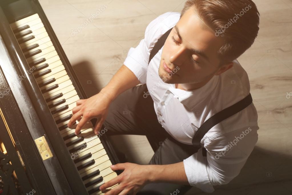 Um Músico Do Pianista é De Execução E De Jogo Alguma Música Agradável  Usando Um Teclado De Piano Em Uma Fase Em Algum Clube Notur Foto de Stock -  Imagem de entretenimento