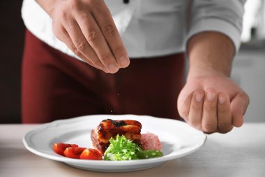 Şef Aşçı hazırlanıyor et