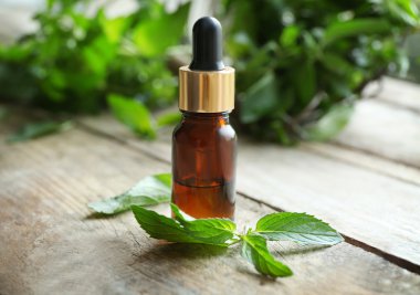 Nane yağı ile şişe 