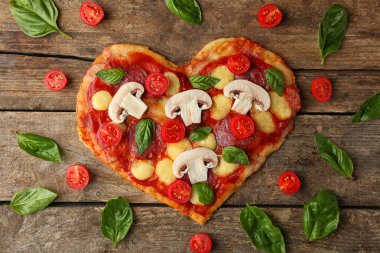 Kalp şeklinde lezzetli pizza