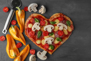 Kalp şeklinde lezzetli pizza
