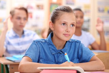 Sınıf ders üzerinde şirin kız öğrenci