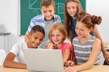 Okul sınıf içinde laptop ile
