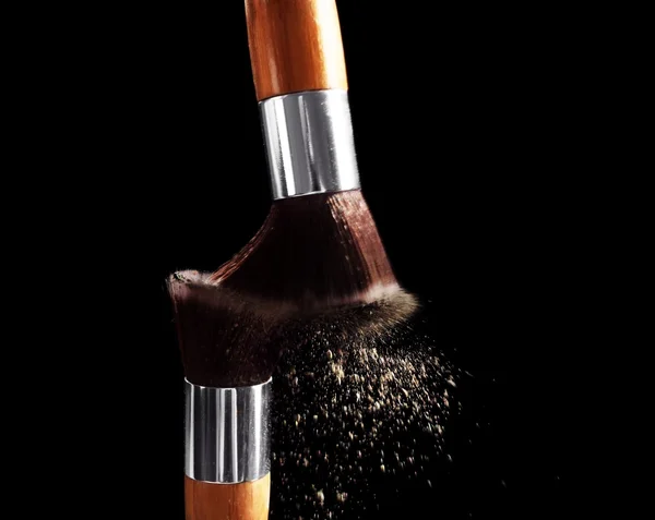 Make-up borste med grönt pulver explosion på svart bakgrund — Stockfoto