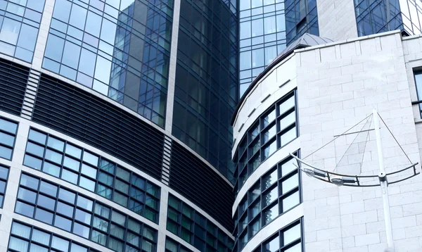 Moderní mrakodrap s panoramatickými okny — Stock fotografie