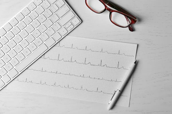 Teclado e óculos com cardiograma — Fotografia de Stock