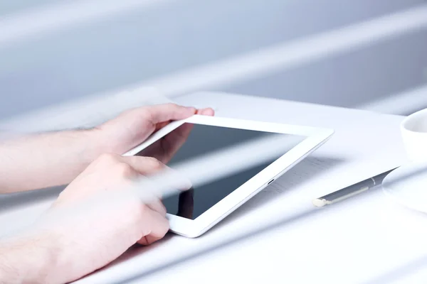 Man handen met behulp van Tablet PC op houten bureau — Stockfoto