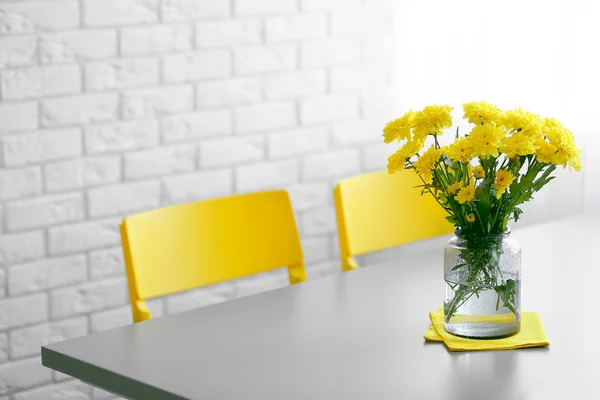 Bouquet di fiori freschi gialli su tavola grigia — Foto Stock