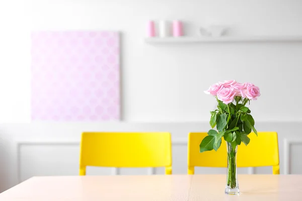 Букет свежих цветов на столе — стоковое фото