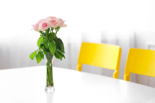 Kytice čerstvých květin na stole — Stock fotografie
