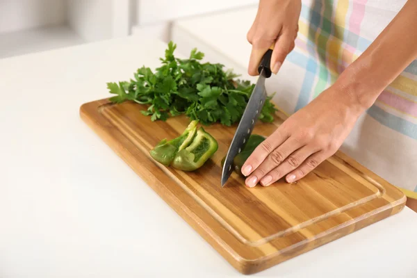 Mujer rebanando pimienta — Foto de Stock