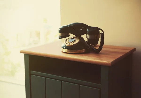 Old telephone on table — Stock fotografie
