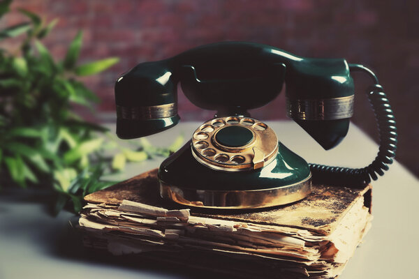 Старый телефон на столе
