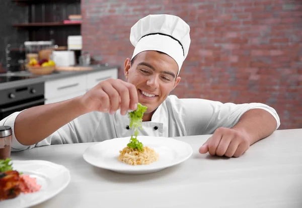 Jovem cozinheiro chef — Fotografia de Stock