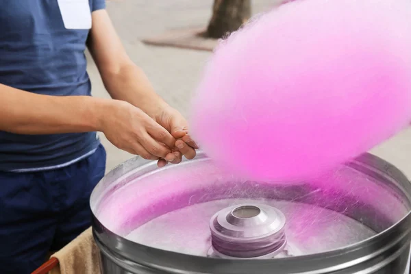 Preparing of cotton candy outdoors — ストック写真