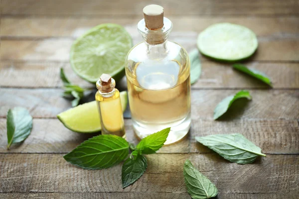 Botellas con aceite de menta — Foto de Stock