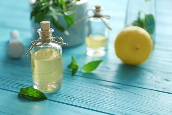 Bottiglie con olio di menta — Foto Stock