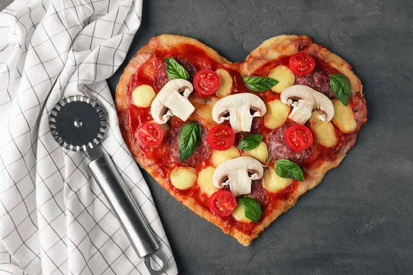 Pizza saborosa em forma de coração — Fotografia de Stock