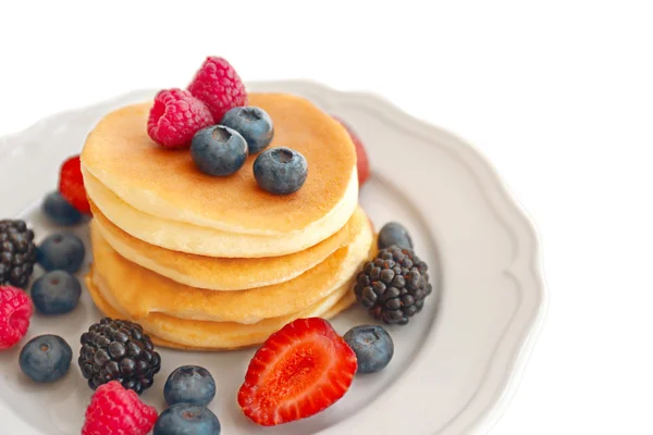 Pancake dan buah berry yang lezat — Stok Foto