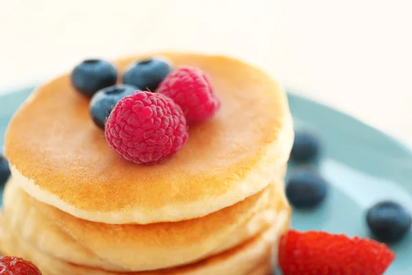 ブルー プレート、クローズ アップの果実とおいしいパンケーキ — ストック写真