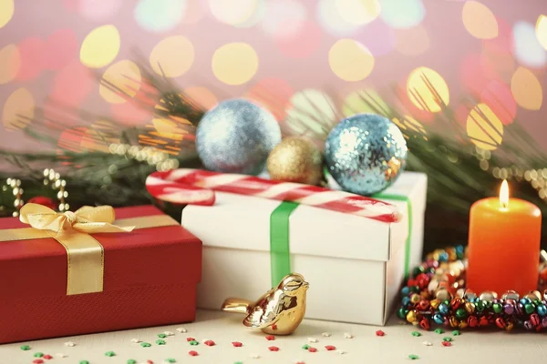 Pájaro decorativo y regalos de Navidad en mesa blanca —  Fotos de Stock
