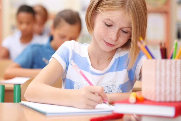 Söt skolflicka i klassrummet — Stockfoto