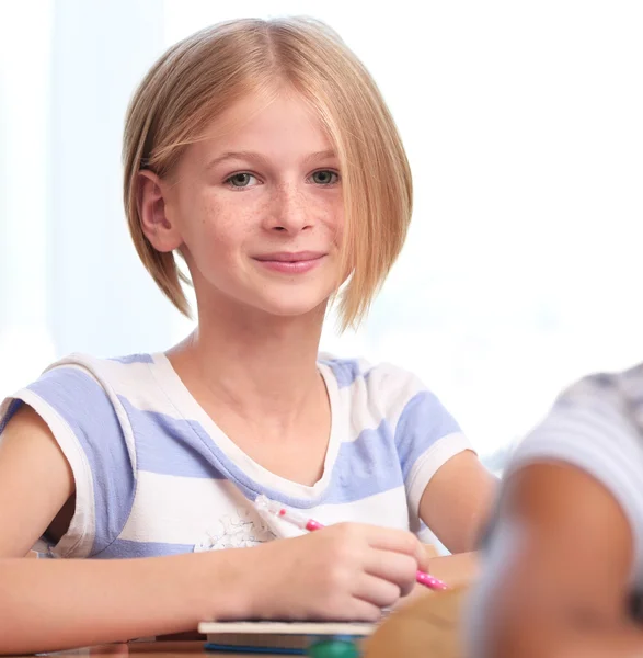 Skolflicka på lektion i klassrummet — Stockfoto