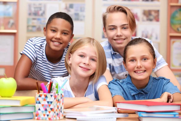 Escolares Bonitos Sala Aula Sobre Lição — Fotografia de Stock