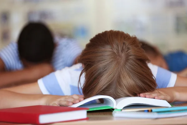 Müde Schülerin im Klassenzimmer — Stockfoto