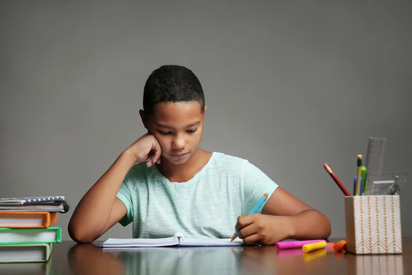 Afrikanischer amerikanischer Junge macht Hausaufgaben — Stockfoto