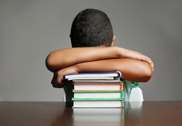 Afro-americano durmiendo en libros —  Fotos de Stock