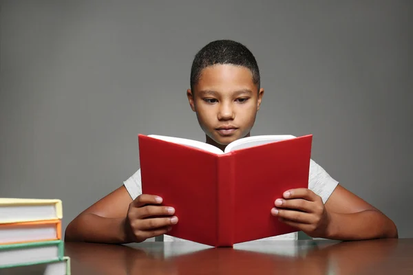 Афроамериканский мальчик читает книгу — стоковое фото