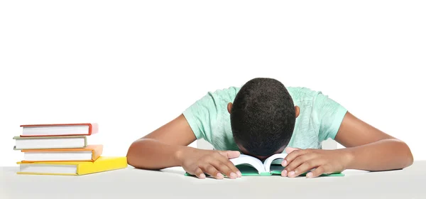 Afro-Amerikaanse jongen slapen op boek — Stockfoto