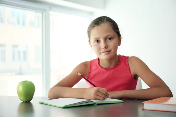 Nettes Mädchen Macht Hausaufgaben Hause — Stockfoto