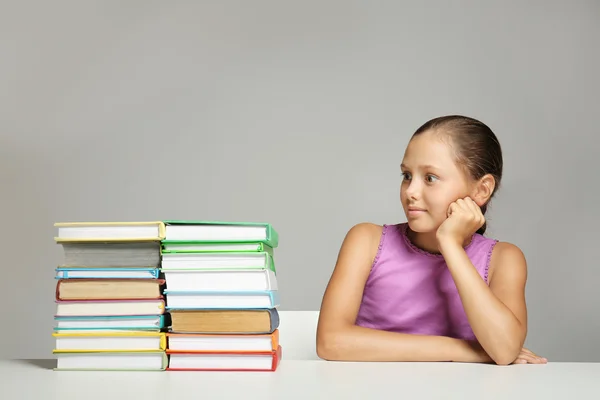 Niedliches Mädchen Mit Büchern Auf Grauem Hintergrund — Stockfoto