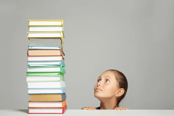 Jolie Fille Avec Des Livres Sur Fond Gris — Photo