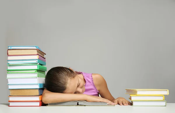 Menina Bonito Dormindo Com Livros Sobre Fundo Cinza — Fotografia de Stock