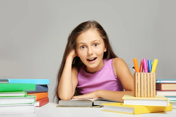 Menina Bonito Com Livros Artigos Papelaria Fundo Cinza — Fotografia de Stock