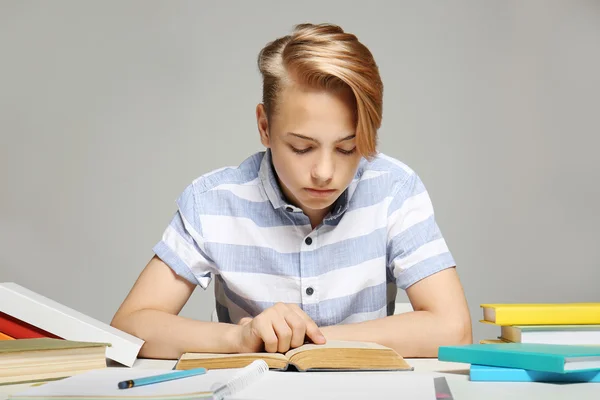 Jongen Maken Huiswerk Grijze Achtergrond — Stockfoto