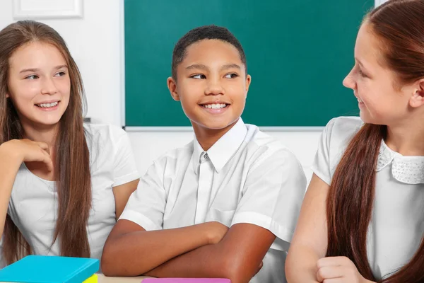 Niños Sentados Mesa Aula —  Fotos de Stock