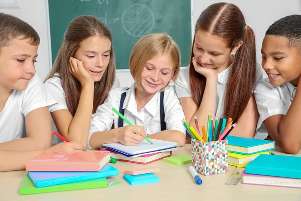 Schoolkinderen Tekening Zittend Aan Tafel Klas — Stockfoto