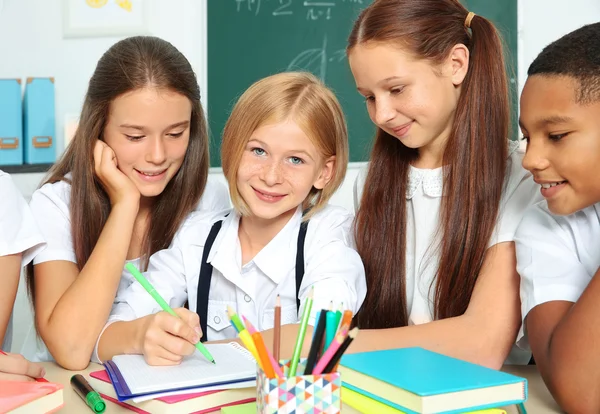 Schüler Zeichnen Während Sie Klassenzimmer Tisch Sitzen — Stockfoto